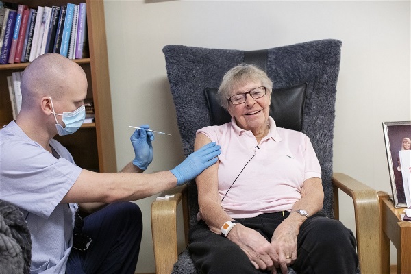 Eva Forssberg får vaccin