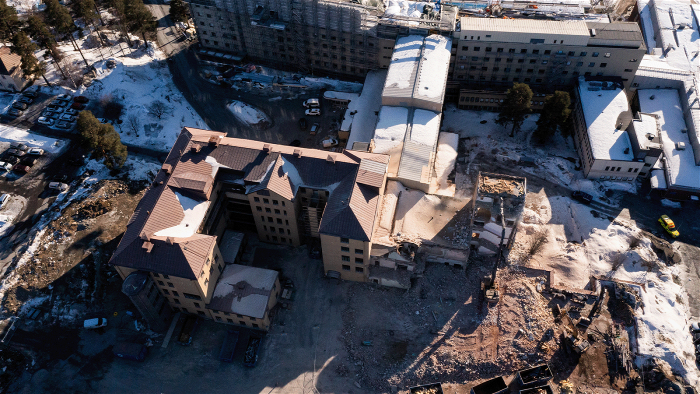 Rivning av sjukhusbyggnad i Skellefteå.