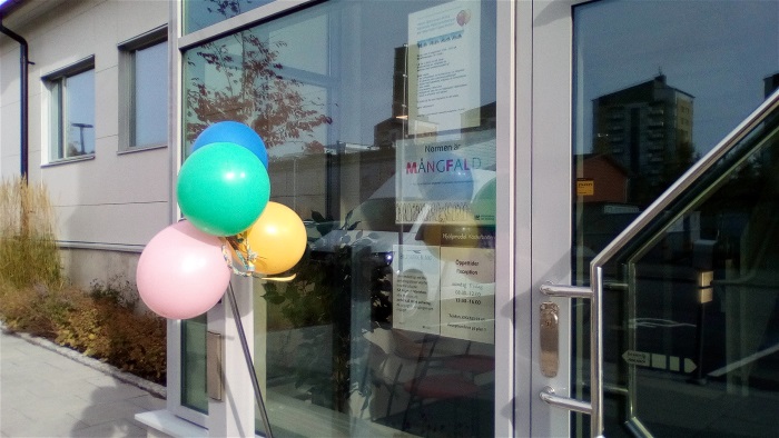 Entrén till Hjälpmedel Västerbotten i Umeå. Ballonger hänger på dörren.
