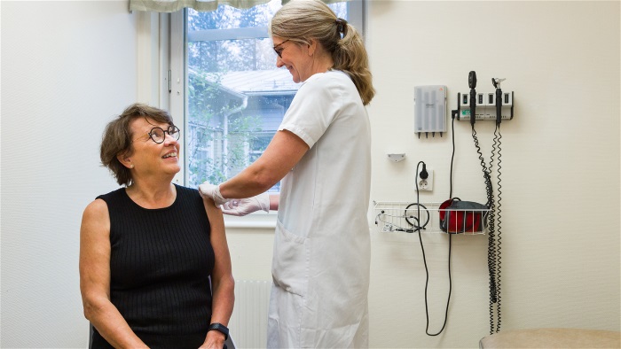 Kvinna som blir vaccinerad mot influensa.