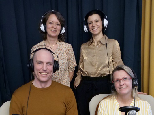 Lena Bieblad, Marlene Munter, Björn Ferry och Ingela Bottke i en poddstudio.