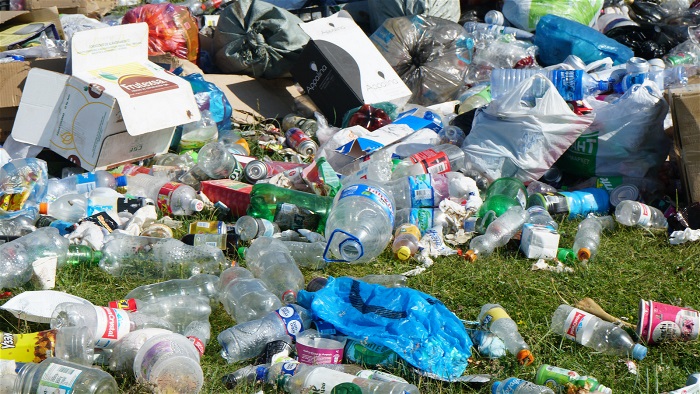 plast och skräp på gräsmatta