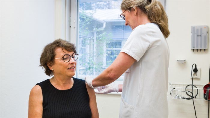 Kvinna som blir vaccinerad mot influensa.