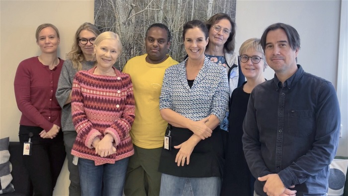 En grupp människor som står och ser glada ut.