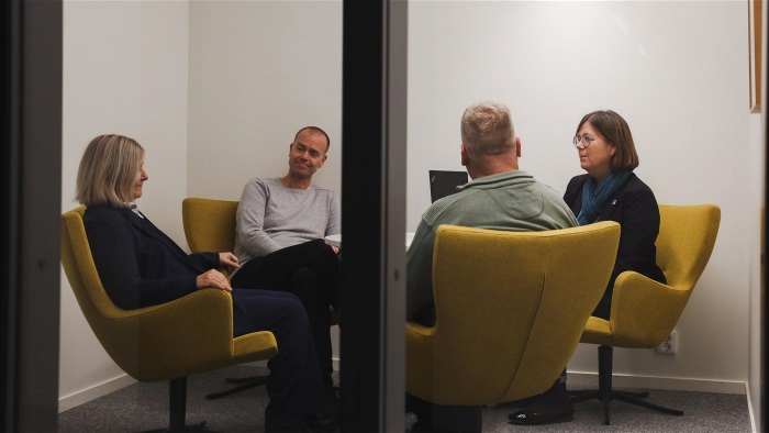 Personer i samtal runt ett bord