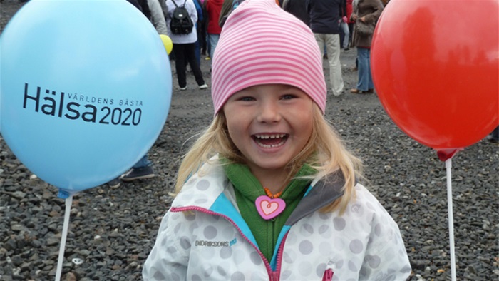Barn som håller i två ballonger