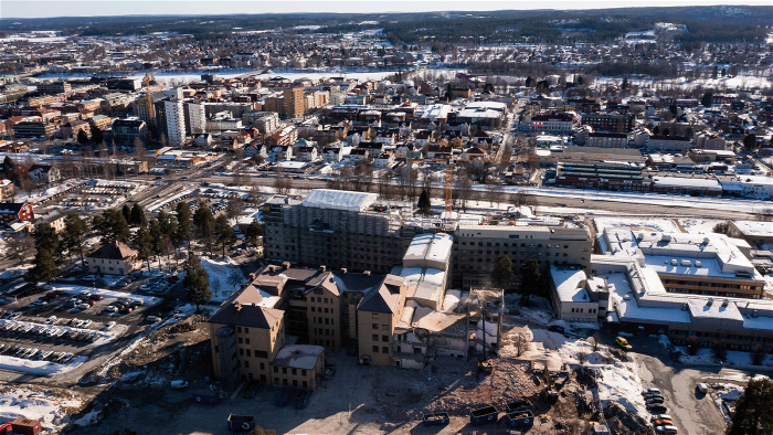 Flygbild över rivningarna som pågår på Skellefteå lasarett.