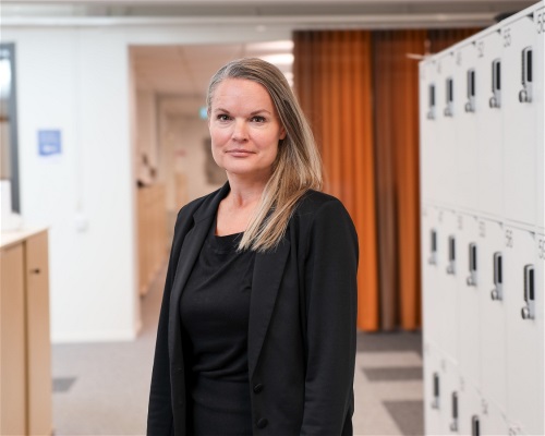 Person i kontorslandskap