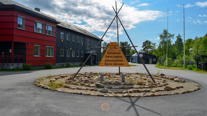 Skylt som hälsar välkommen på samiska utanför Sanks.