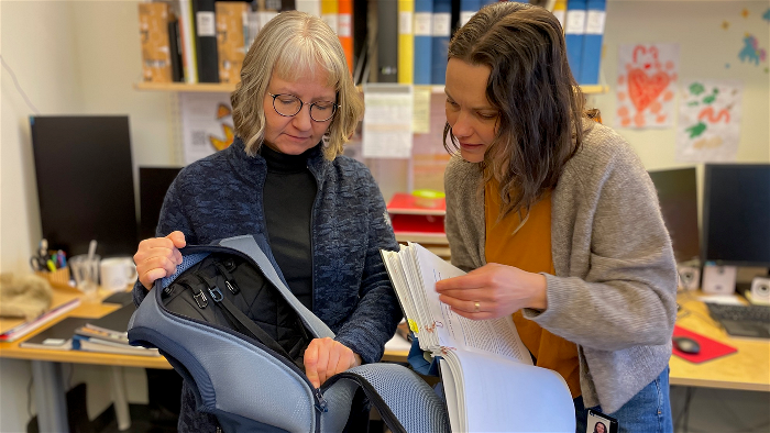 Ulrika Norén Nyström, barnonkolog och Ida-Maria Blåhed, forskningskoordinator, visar infusionsvästen för dropp.