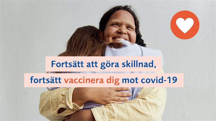 Två personer kramas. Text i bild: Fortsätt att göra skillnad, fortsätt vaccinera dig mot covid-19.