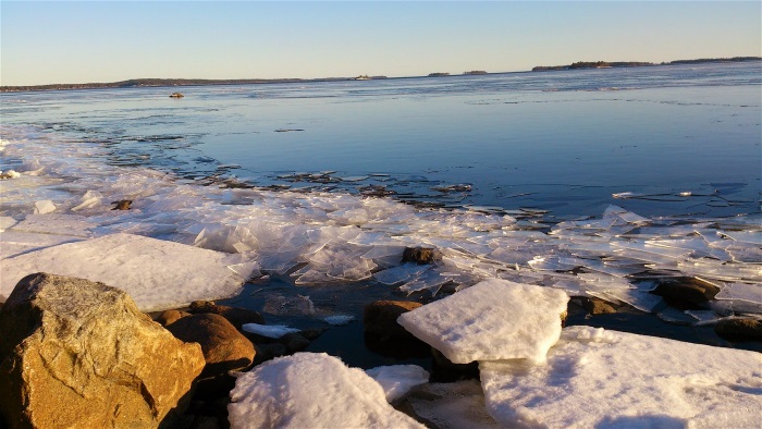 Bild från Nordmalingsfjärden på fruset hav och stenar