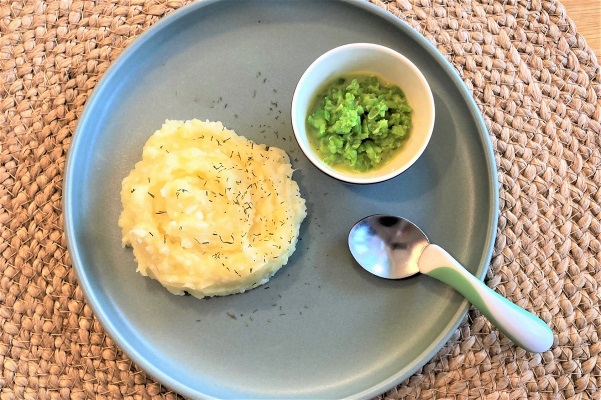 Potatismos med vit fisk och mixade gröna ärtor