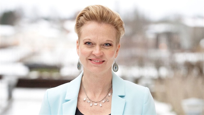 porträtt av person i vintermiljö