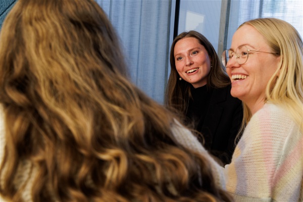 Emma och Ida ler