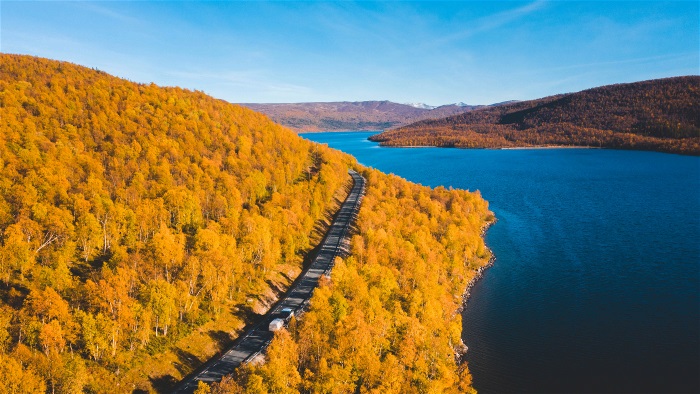 Vacker bilväg i fjällen. Fotograf Jonas Westling