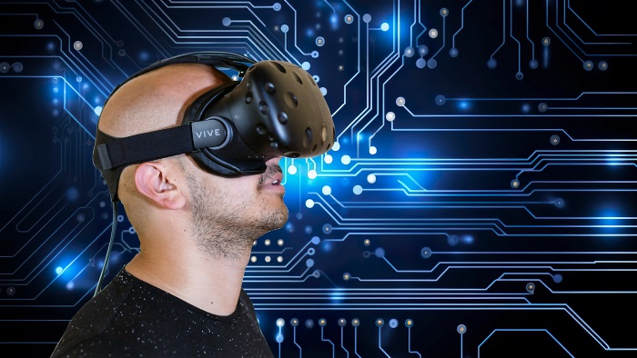 Person med VR-glasögon