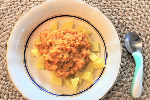 Linser i tomat- och jordnötssås och kokt potatis