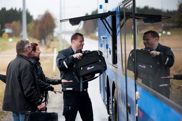Två resenärers bagage lastas in av chaufför. Foto: Länstrafiken i Västerbotten AB. 