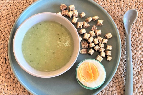 Grönsakssoppa med mjukt bröd och kokt ägg
