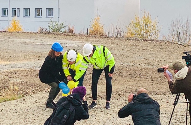 Hälso- och sjukvårdnämndens ordförande Anna-Lena Danielsson greppar spaden tillsammans med Richard Gustafsson från Contractor och byggprojektledare Tobias Mårtensson.