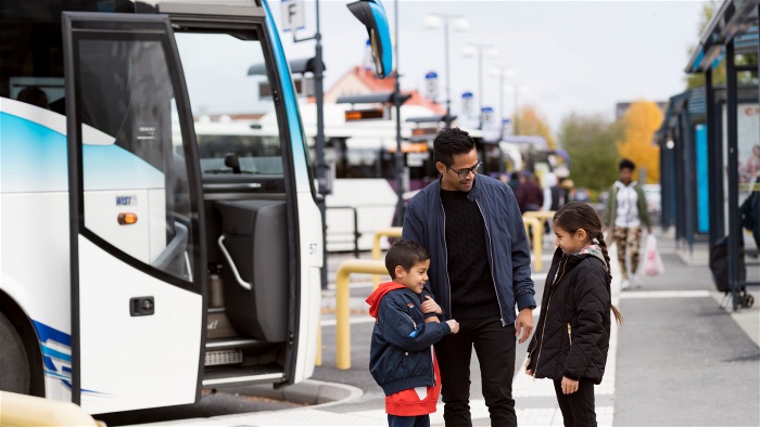 Familj vid bussterminal