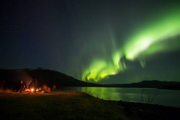 Norrsken vid en fjällsjö