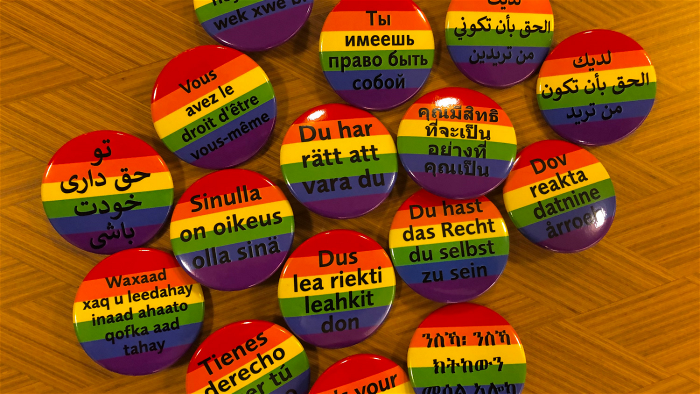 HBTQ knappar med flera olika språk